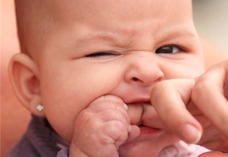 小孩嘴唇鹅口疮什么样,小孩长鹅口疮是缺维生素多少