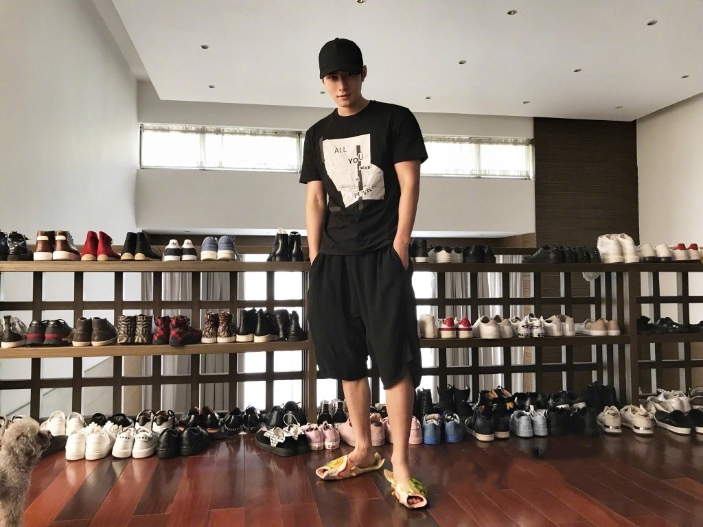 陈学冬干练西装助阵,陈学冬机场穿卫衣