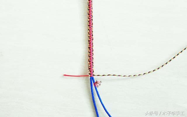 怎样用红绳编平结手链,红绳手链双向平结串珠子