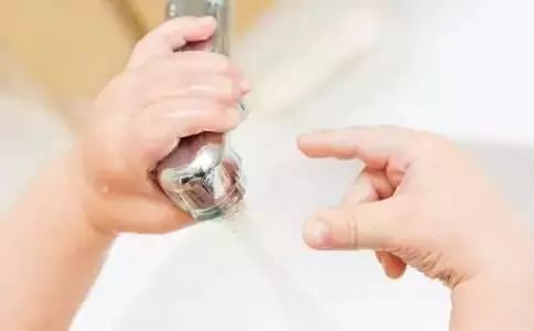 孩子烫伤后发低烧是怎么回事,烫伤三度怎么治疗