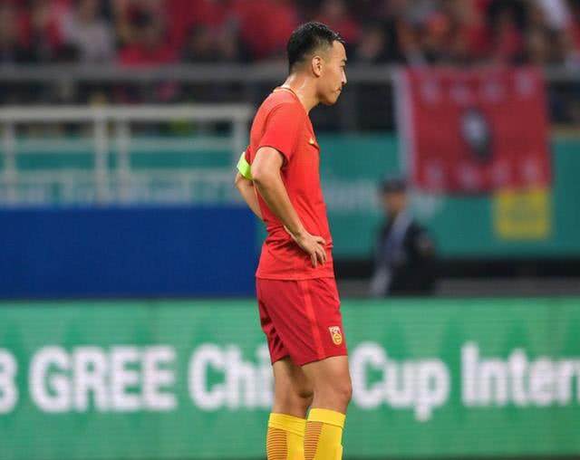 谁惹怒了里皮？里皮赛后不停抽烟，直言有些球员不够格