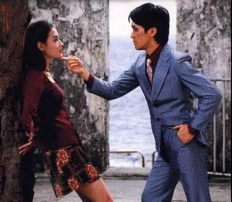 很多年后,香港影帝拎起屠龙刀说:大家好,我是渣渣辉——飞碟说