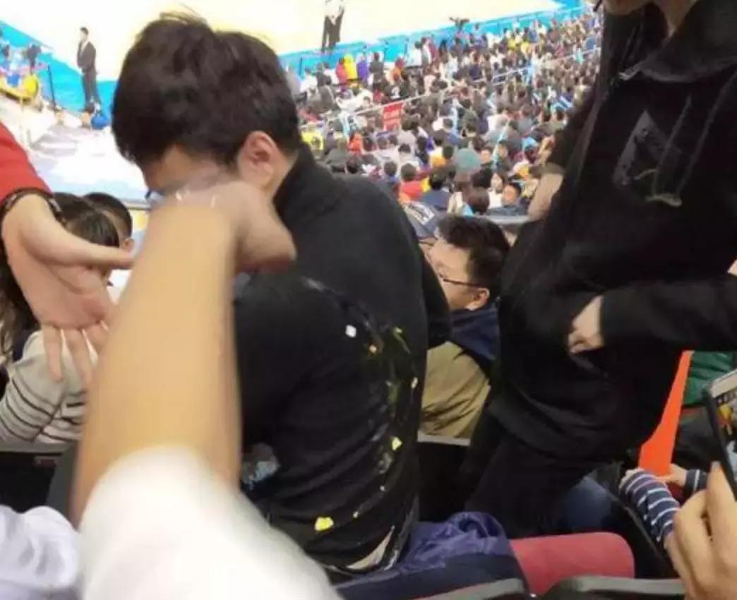 不就看个CBA！干嘛往我身上扔鸡蛋？？？|10件事