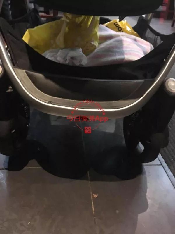 中国人欺负中国人，澳华人手机店主被指踢踹华人妈妈的婴儿车