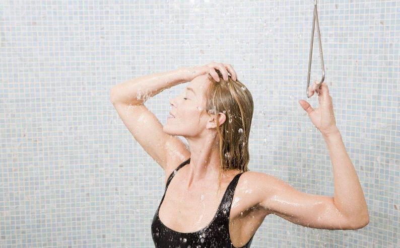 月子里可以立刻洗澡吗,产后洗澡能用热水器的水吗