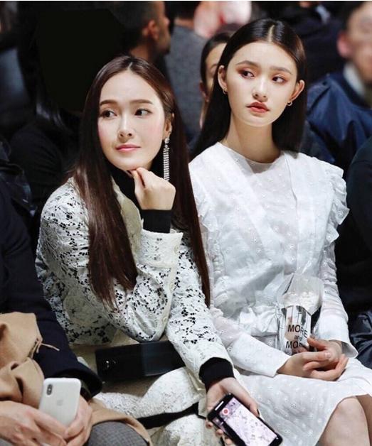 林允中韩同台,林允郑秀妍合照