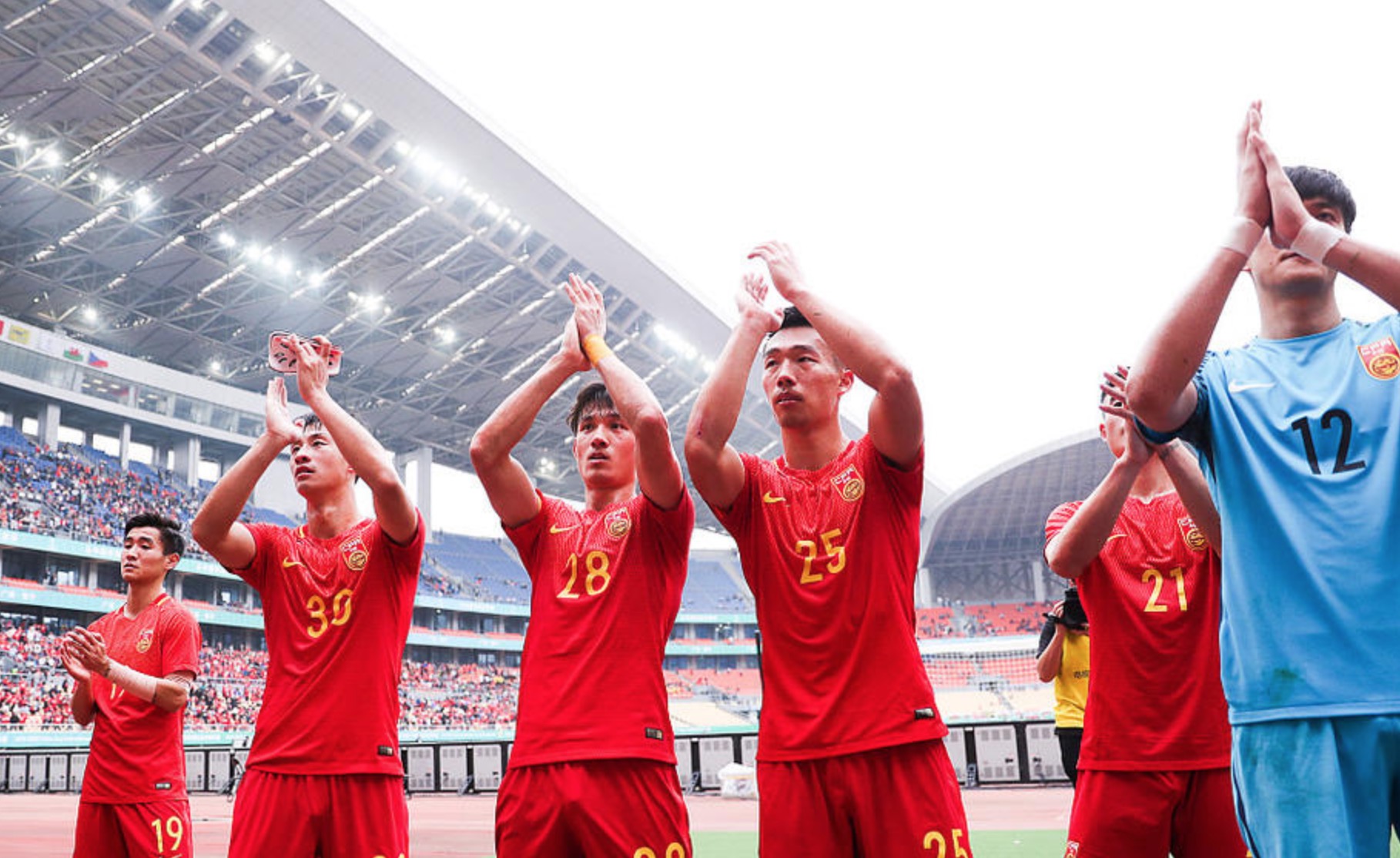 国足小将连续摆脱世界波直奔死角,够拼