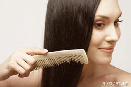 梳头千遍有什么变化,梳头去白发教程