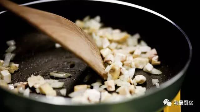 蒲公英蛋包饭,蛋包饭怎么做儿童版