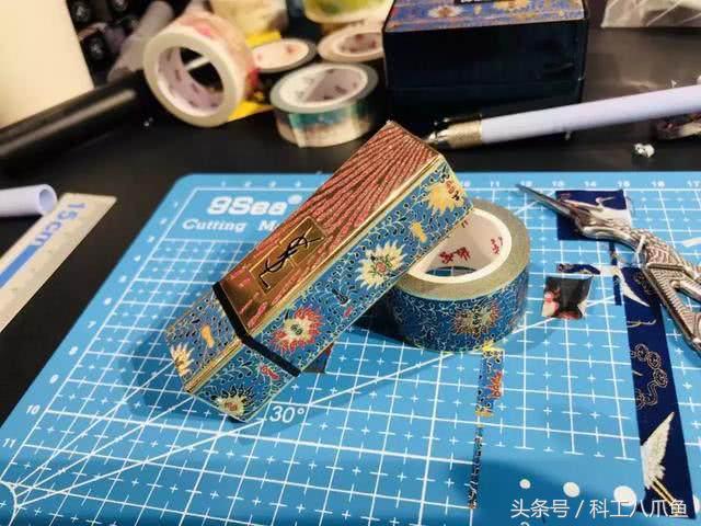 90后帅哥摆地摊,专门给口红贴膜月入过万