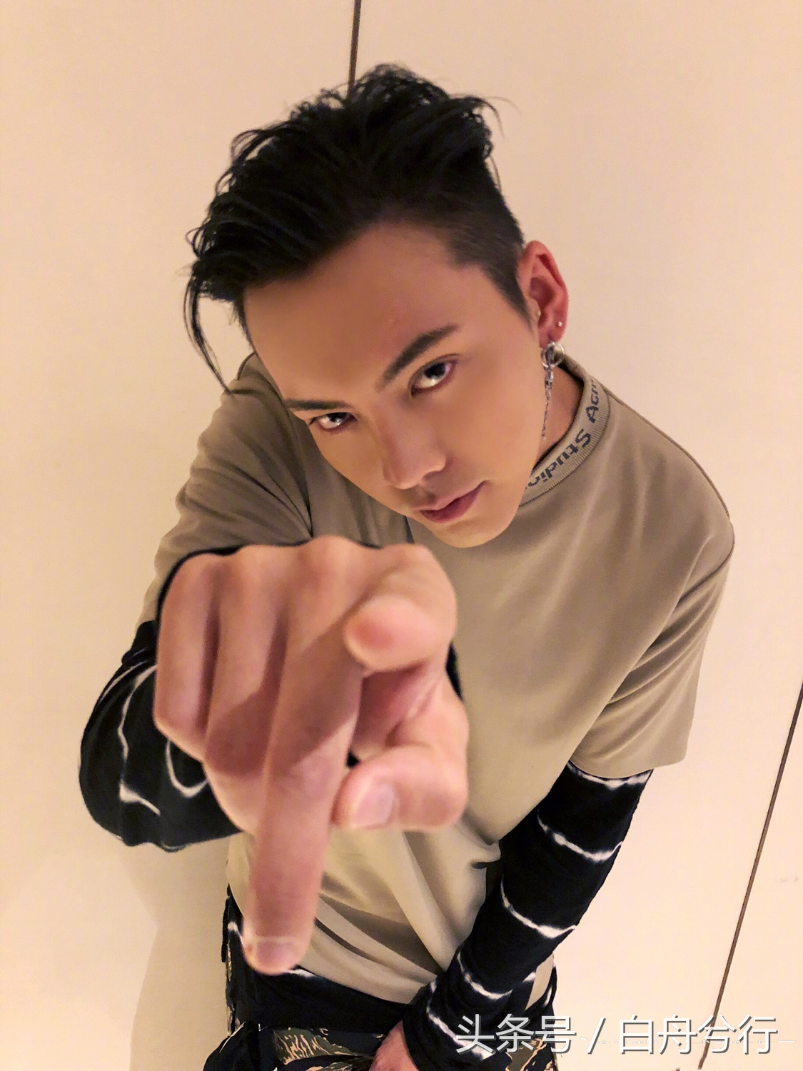 陈伟霆的女皇搓澡忙 陈怼怼大喝：秃噜皮啦 有意思吗？