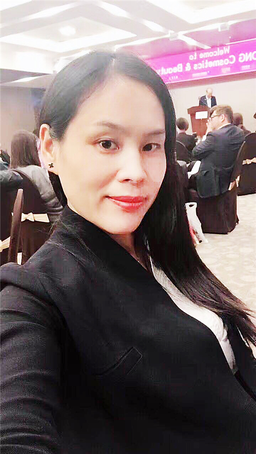 年轻女孩卖面膜,在朋友圈卖产品的女人