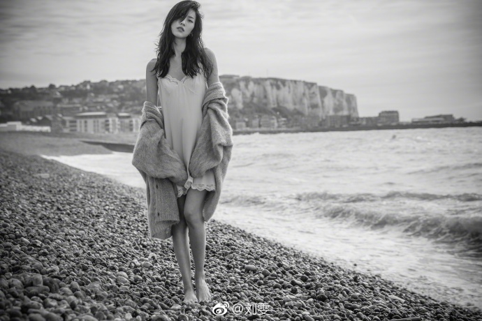 刘雯照片摆拍姿势的摆法,拍照高级pose刘雯站立走秀