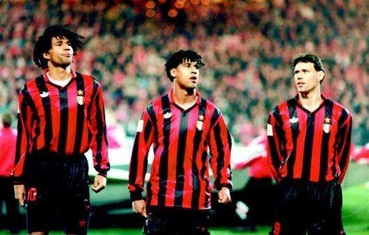 他率队4-0暴揍巴萨梦之队，单赛季轰74球，而今连中超都“混”不下去