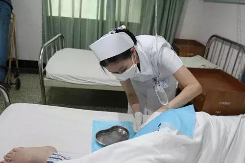 给患者灌肠怎么操作,护士给病人灌肠不会恶心吗