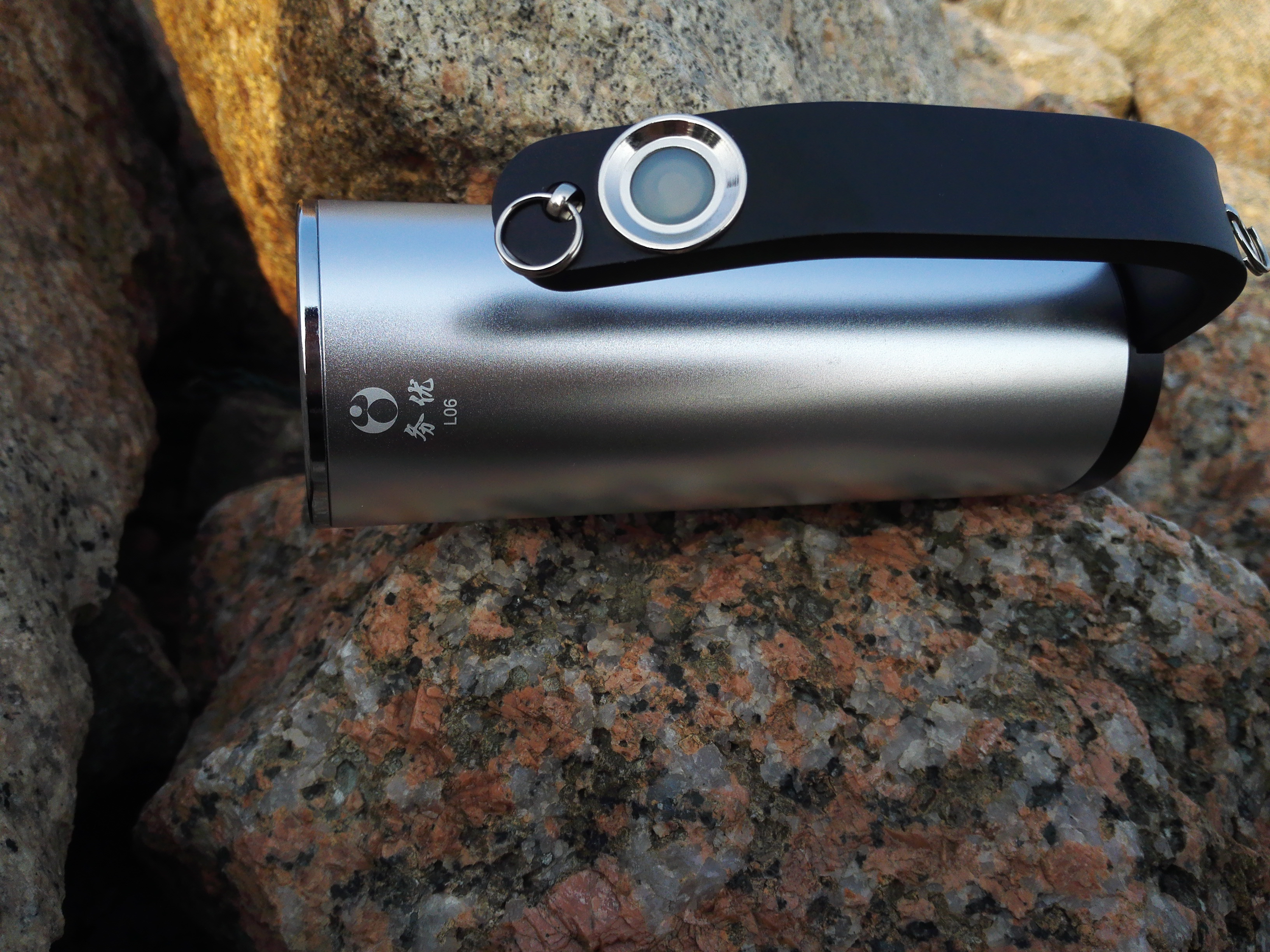 强光手电筒防身必备,防身超强强光手电筒