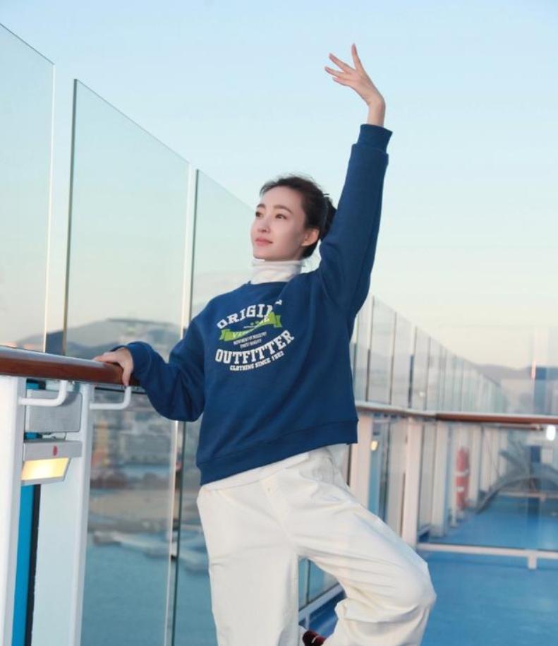 蓝色减龄毛衣,王丽坤穿高领毛衣好看吗