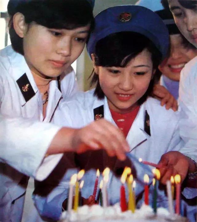 无檐军帽,无檐帽女军官