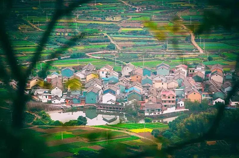 这吃货最爱的皇冠级港城，不仅美色倾城，更有万人蓝海沙滩在等你！