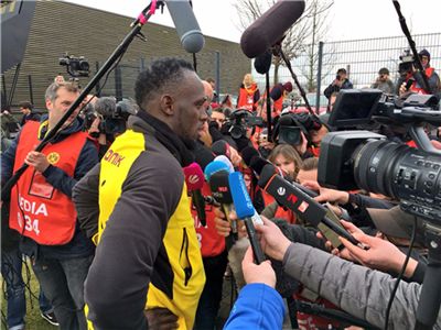 博尔特踢足球哪个后卫能追上,博尔特足球踢飞人