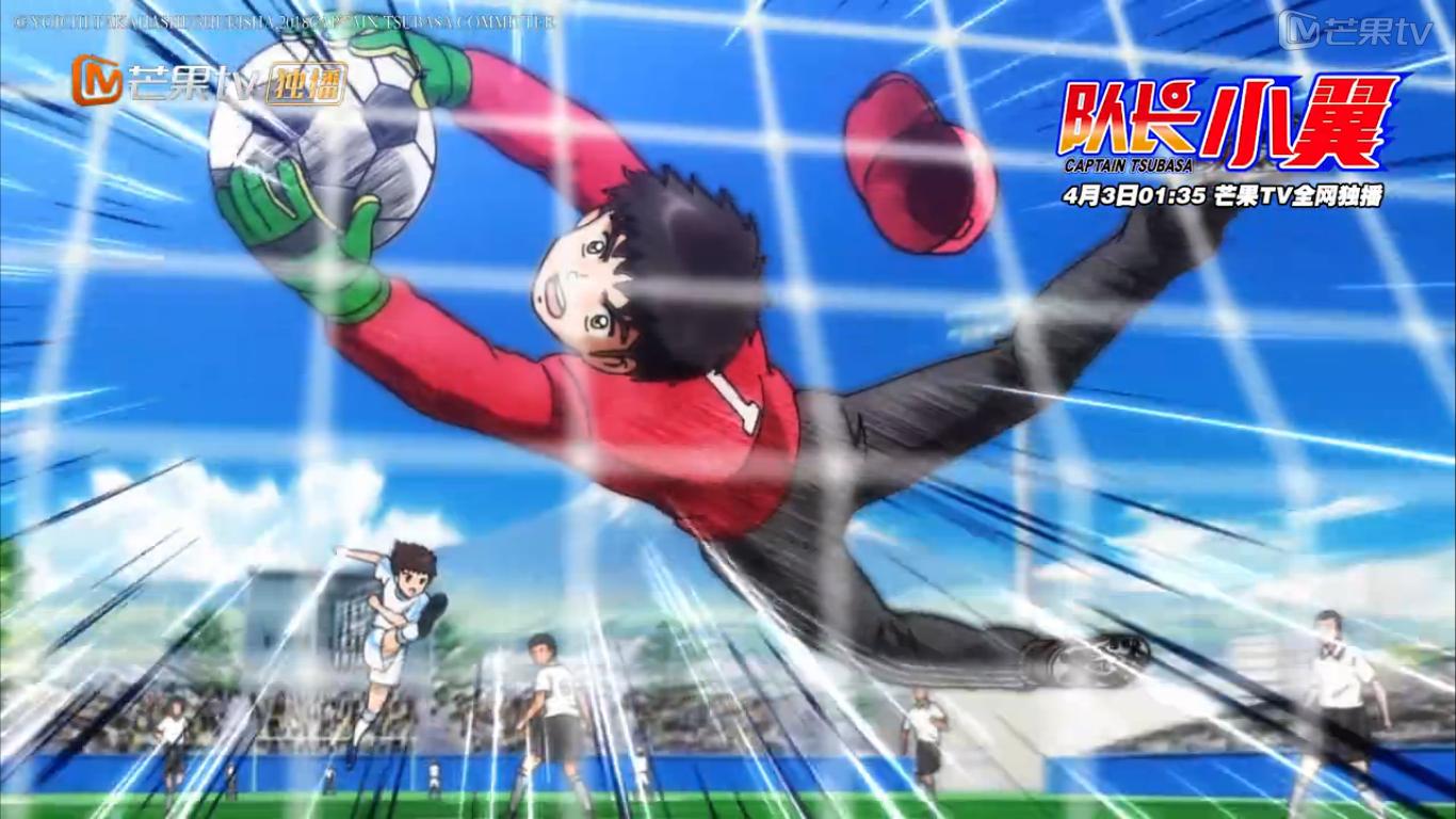 足球场上队员的暖心时刻,希望足球小将们团结奋进再创佳绩