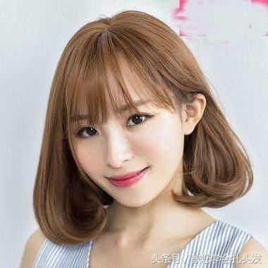 穿长牛仔裙怎么扎头发好看甜美,气质中长发发型女生怎么扎