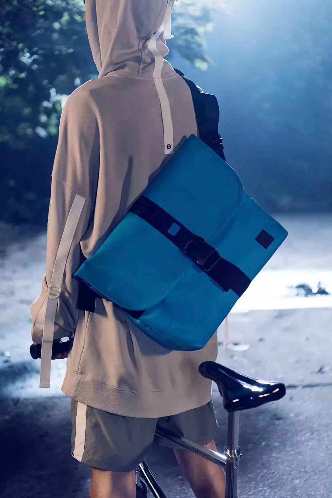 与HerschelSupply联名实属不易,但这个中国品牌做到了