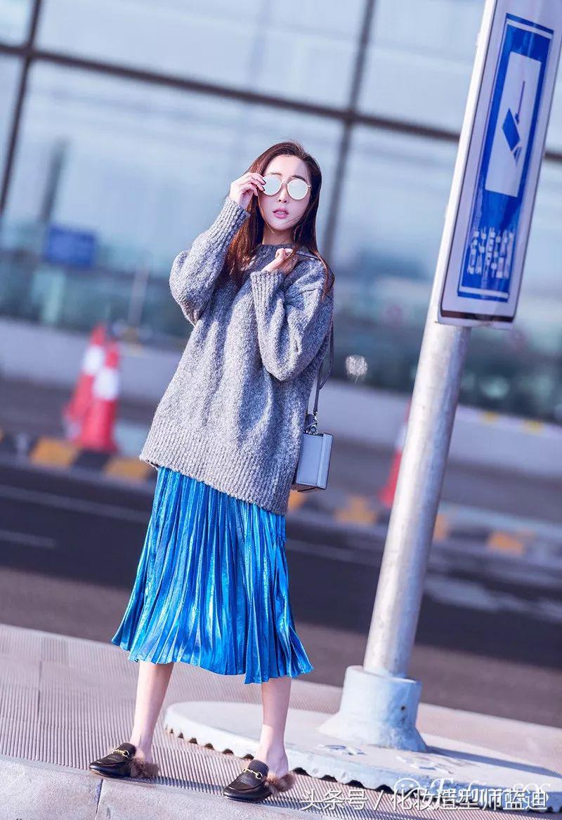 圆领卫衣长款百褶裙搭配图女款,百褶裙搭配卫衣搭配丝袜乐福鞋