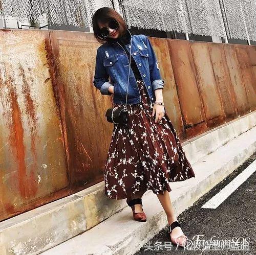 圆领卫衣长款百褶裙搭配图女款,百褶裙搭配卫衣搭配丝袜乐福鞋