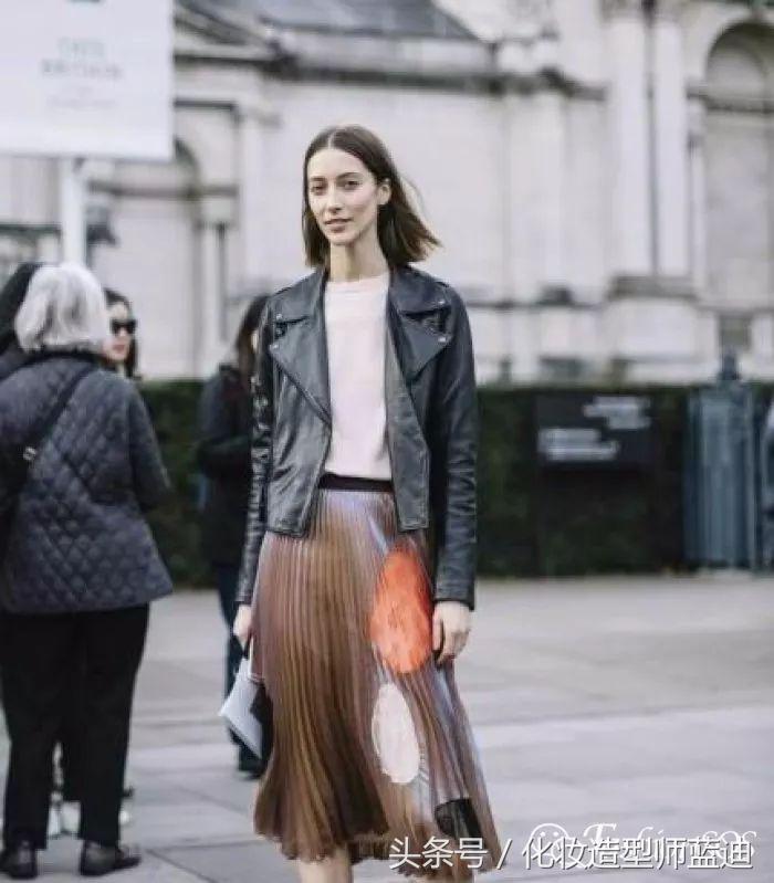 圆领卫衣长款百褶裙搭配图女款,百褶裙搭配卫衣搭配丝袜乐福鞋