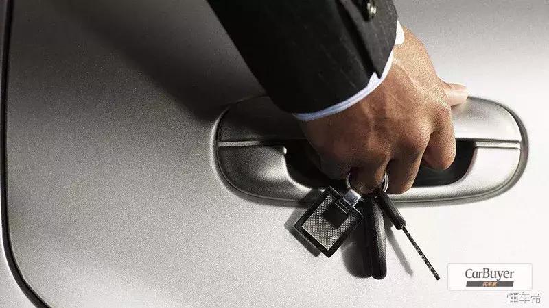 汽车机械钥匙打不开门怎么办,汽车钥匙被锁在门里怎么打开