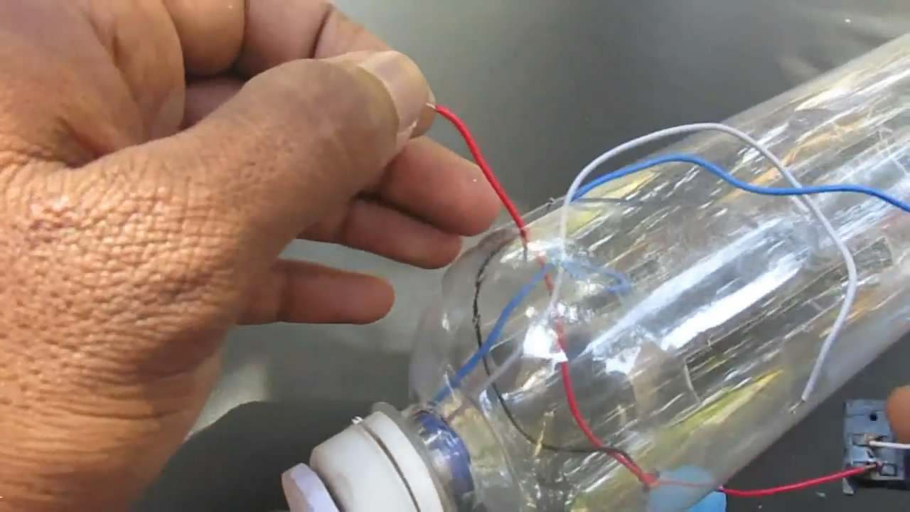 单桨飞机手工制作,用瓶子怎么做微型飞机