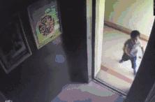 “熊孩子”摔坏文玩，“熊家长”：要钱没得，娃儿抵给你嘛！