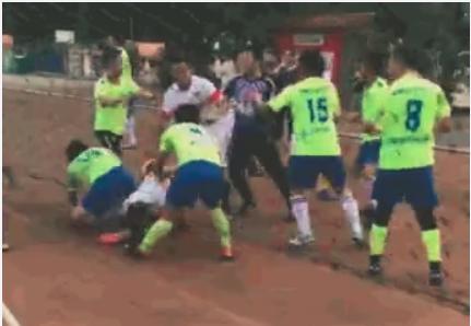 足球场上的意外咬舌,足球咬耳朵