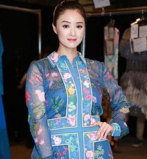 柳岩穿这几套礼服真的非常漂亮,女星露背装刘诗诗最美