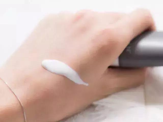 买的安耐晒怎么特别稠,安耐晒怎么不是白色的而是透明的