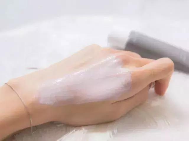 买的安耐晒怎么特别稠,安耐晒怎么不是白色的而是透明的