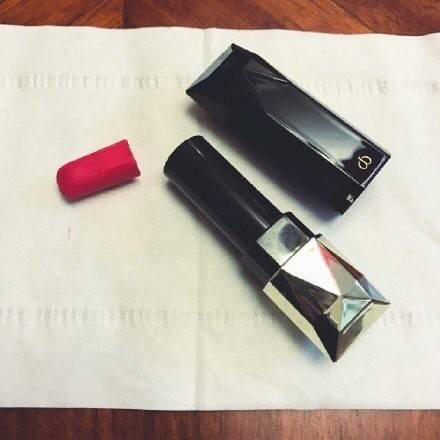 一不小心把口红折断了,一不小心摔断了口红