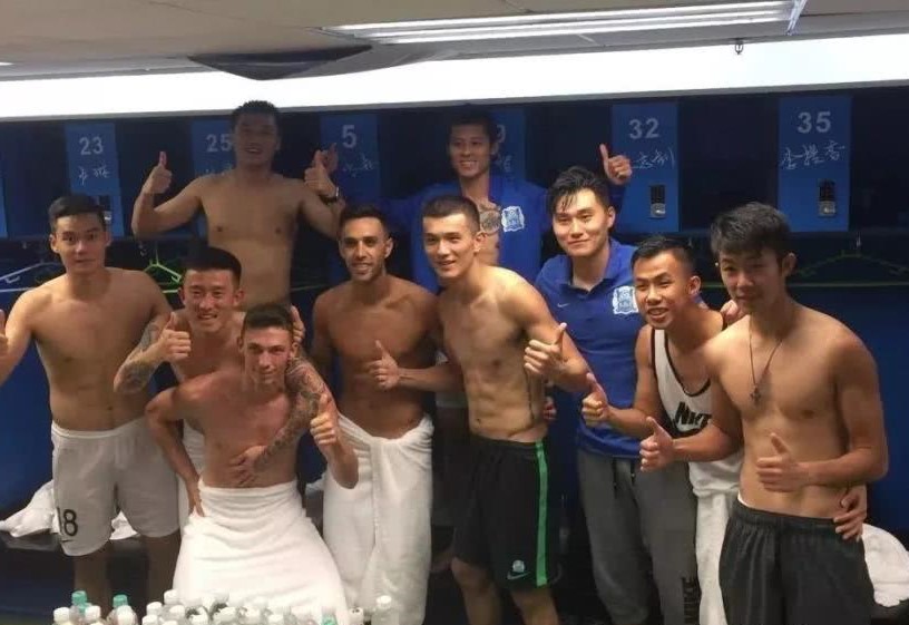 足球运动员走进更衣室视频,足球更衣室好还是篮球更衣室好