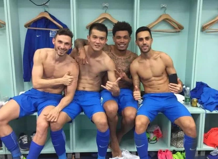 足球运动员上场前的更衣室,足球球员更衣室场景