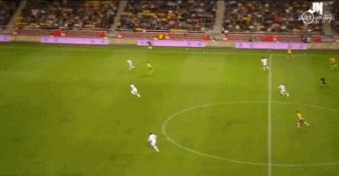 外媒评c罗超远吊射神仙球,c罗惊世倒钩足球小将