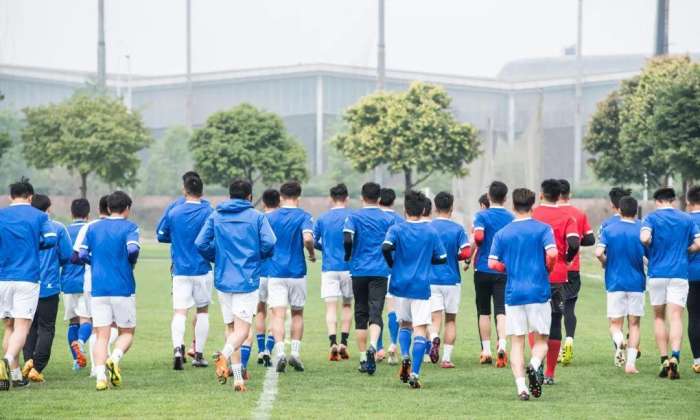 成都兴城刚成立就来扯把子，首场比赛直接叫板四川男神李伯清