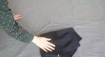 教你一个挂毛衣的办法,毛衣这样挂下摆越挂越长小技巧