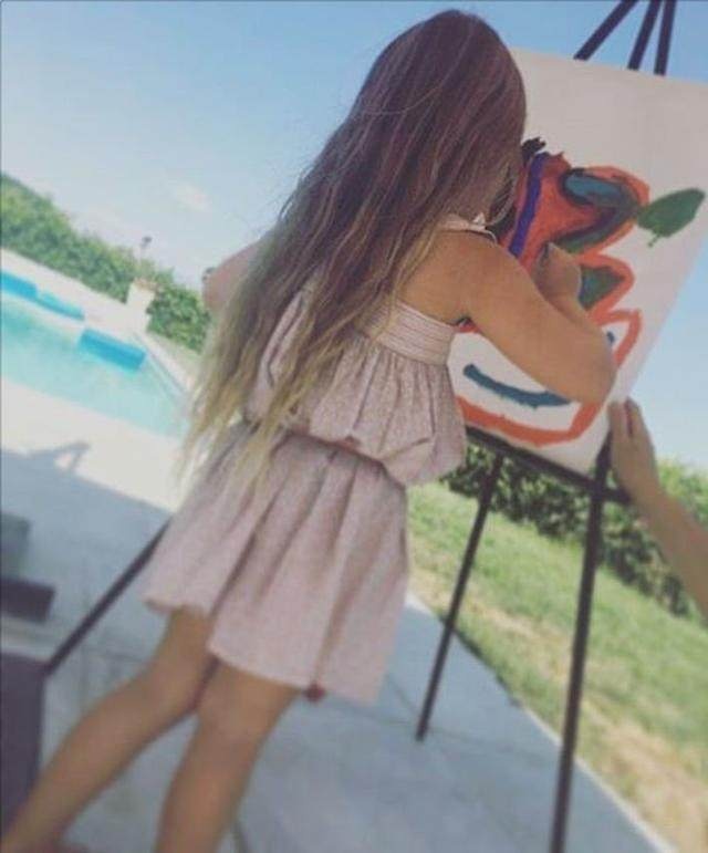 小七又开始创作!展现绘画天赋,妈妈维多利亚培养小七