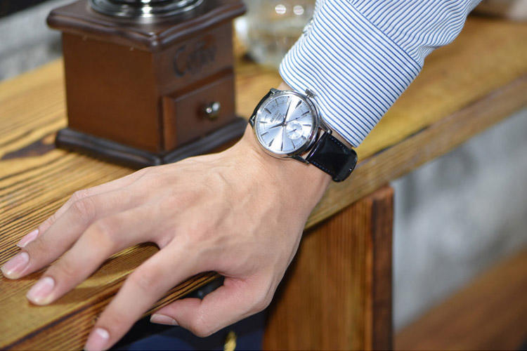 你和文艺男的距离也许只是一款文艺气息浓厚的简约手表