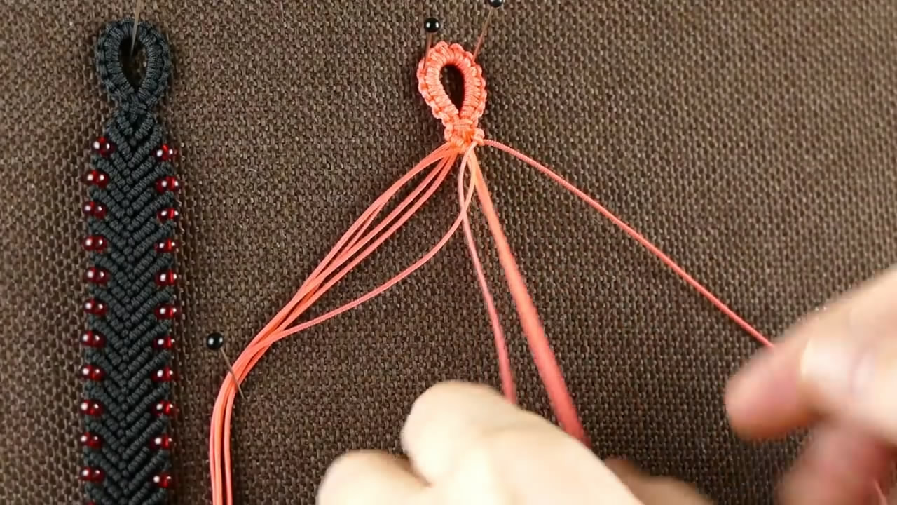 金刚结串珠手链编织教程,粉色水晶串珠手链编织教程