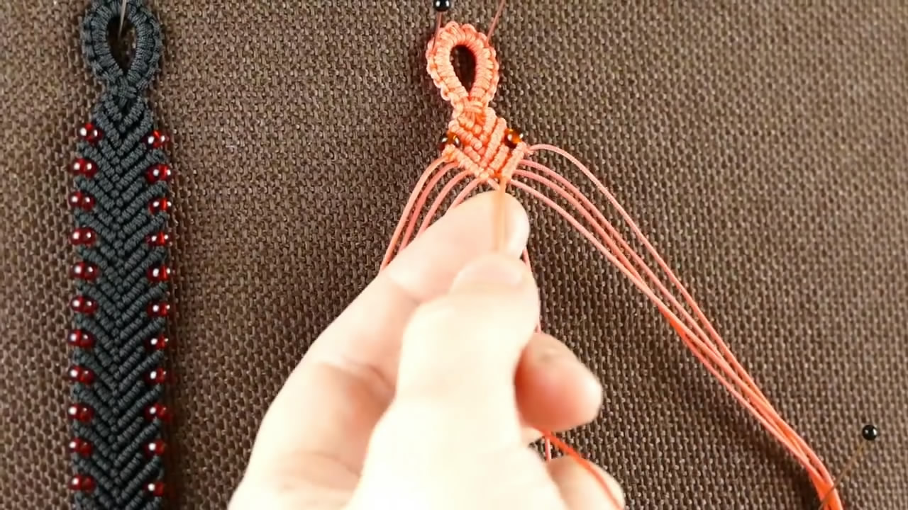 金刚结串珠手链编织教程,粉色水晶串珠手链编织教程