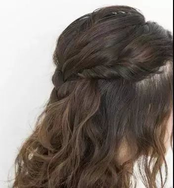 超短烫发刘海怎么扎头发简单好看,40岁的女人烫发后咋扎头发