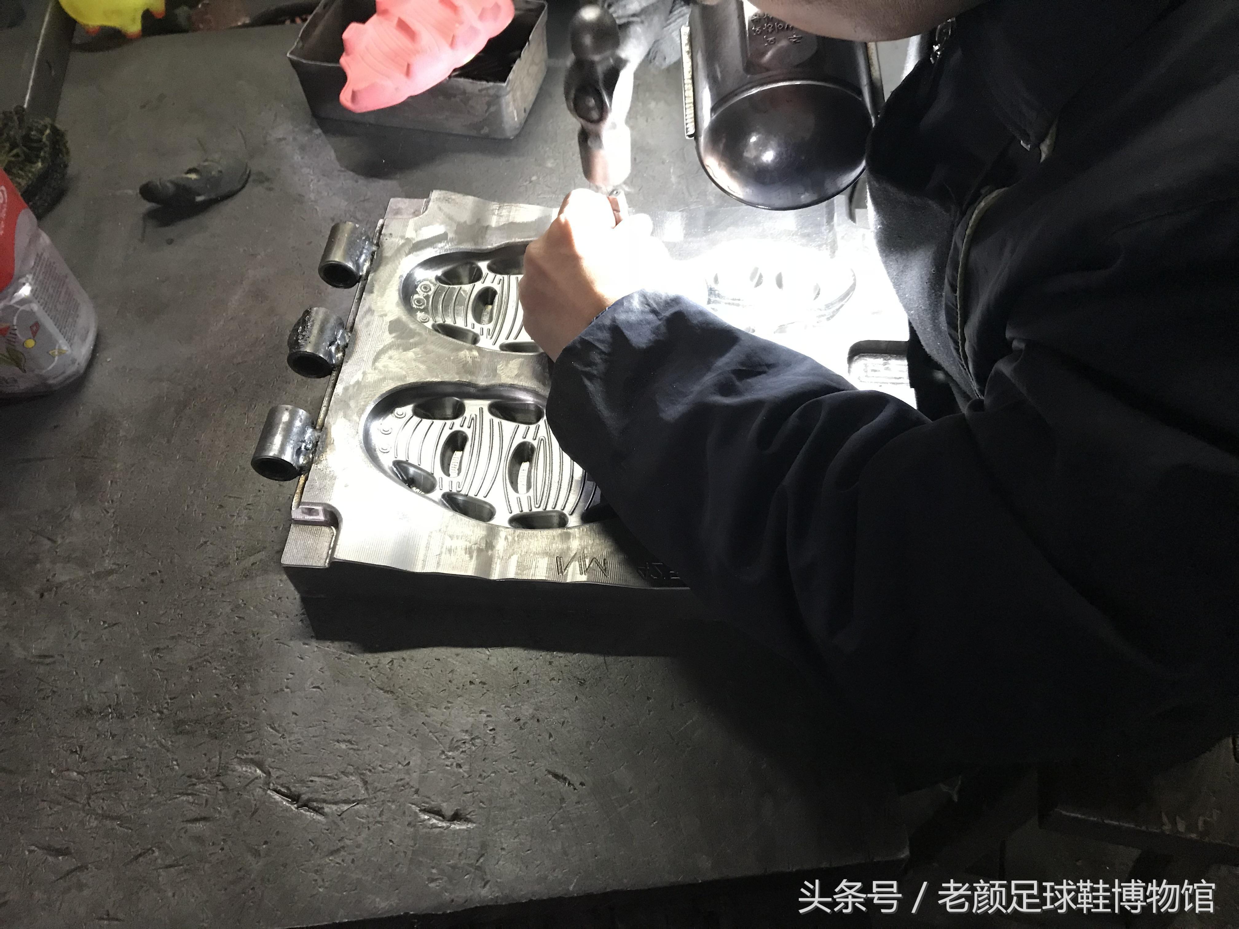 2002年的阿迪达斯鞋银色,阿迪达斯足球鞋哪一代最经典