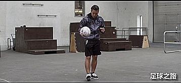 花式足球基础球感练习,脚面吸球